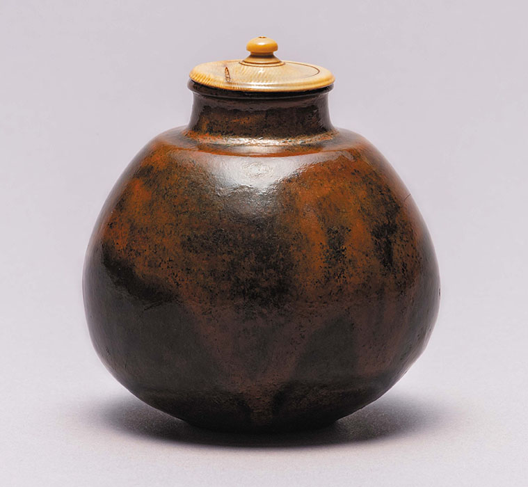 大名物 《唐物茄子茶入 付藻茄子》南宋~元時代(13~14世紀)静嘉堂文庫美術館蔵