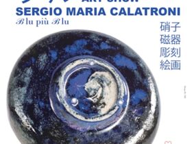 「BLU+BLU（ブルー+ブルー）」展は、国指定名勝・三渓園の美しい田園風景の中に佇む「林洞庵」の茶室空間で開催される、イタリア人藝術家セルジオ・マリア・カラトーニが日本に住む中で生み出した陶芸、油絵、ガラス工芸、掛け軸などの現代美術の作品展です。セルジオ・マリア・カラトーニは、1951年ミラノ生まれ。イタリアのブレラ美術アカデミーで学び、ミラノに自身の建築設計事務所を設立しました。イタリア・ポストモダニズムデザインを代表する人物として、ミラノ・サローネのムーブメントを先導し、イタリアデザイン界において誰もが知る存在です。 日本では、森英恵や資生堂などのグラフィックデザインをはじめ、インテリアデザイン、美術、建築、家具など、多岐にわたる分野で活躍しました。また、イタリアのブレラ美術アカデミーや東京大学学際研究博物館の客員教授も務め、デザインと美術教育に情熱を注いできました。日本文化にも精通するセルジオが生み出すアートが、美しい自然に囲まれた三渓園の庭園、茶室「林洞庵」から望む景観のと一体となって生み出すアンビエントを楽しむ展覧会です。畳の目線から美の世界をご堪能ください。