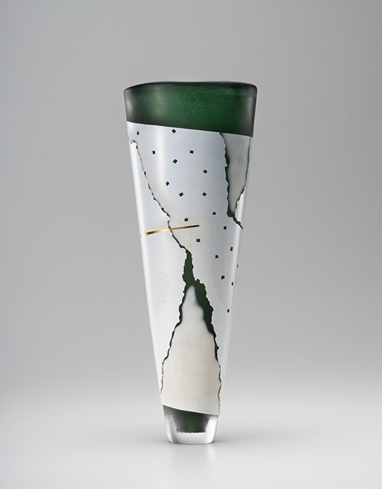 伊藤孚《宙吹硝子　巻紙》1985年、富山市ガラス美術館所蔵、撮影：末正真礼生