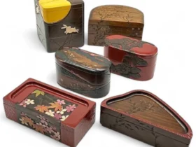 上段左より 「姫三段・月うさぎ」 （幅15×奥行15×高さ19cm） 「彩り弁当箱・野草」 （幅15.5×奥行20.5×高さ11.5cm） 「姫遊山箱・山景色」 （幅18×奥行9×高さ10cm） 「姫遊山箱・椿 赤」 （幅18×奥行9×高さ10.5cm） 「春秋弁当箱・桜 もみじ」 （幅21.5×奥行11×高さ7cm） 「摘草弁当箱・たで おみなえし」 （幅23×奥行12×高さ7cm）