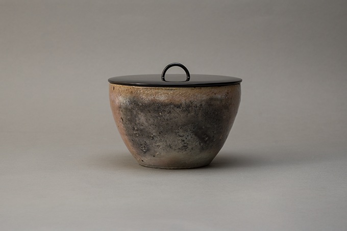 「萩灰被水指」径18.3×高さ13.6cm

