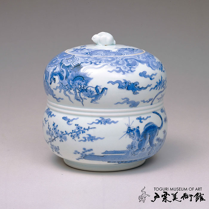 染付 龍虎文 水指　伊万里　江戸時代（17世紀後半）通高18.5㎝　戸栗美術館収蔵