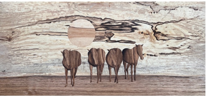 岬馬（Ⅱ）
技法　　：木象嵌
素材　　：天然木（クロカキ・シタン・クルミ）
サイズ　：高さ40×幅70cm