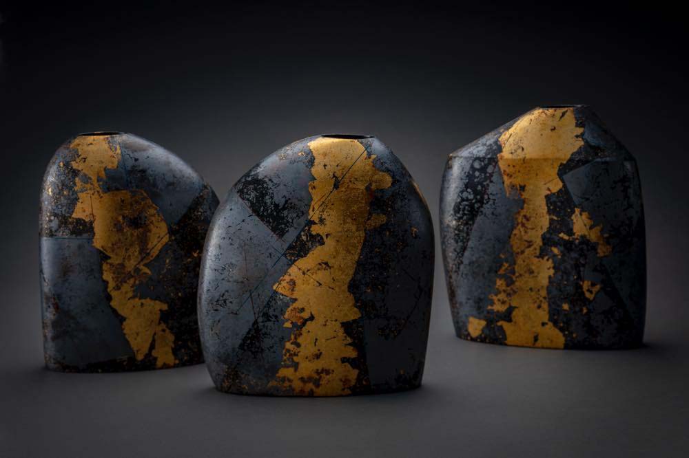 金銀彩 花器

左から
W17.6×D8.5×H21.2cm
W20.3×D9×H21.5cm
W20.2×D8.8×H22.6cm