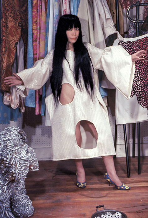 クサマ・ドレスを着用した草間、ニューヨークにて 1969年頃 © YAYOI KUSAMA