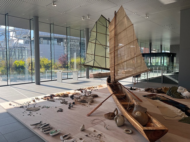 遠藤薫《重力と虹翳藤薫《重力と虹霓―南波照間島について》 展示風景／2023年／大阪中之島美術館 Kaori Endo, Gravity and rainbow/About the "Pai-Patiroma"phantom island,2023.Installation view atNakanoshima Museum of Art,Osaka,Japan.Photo by the Artist