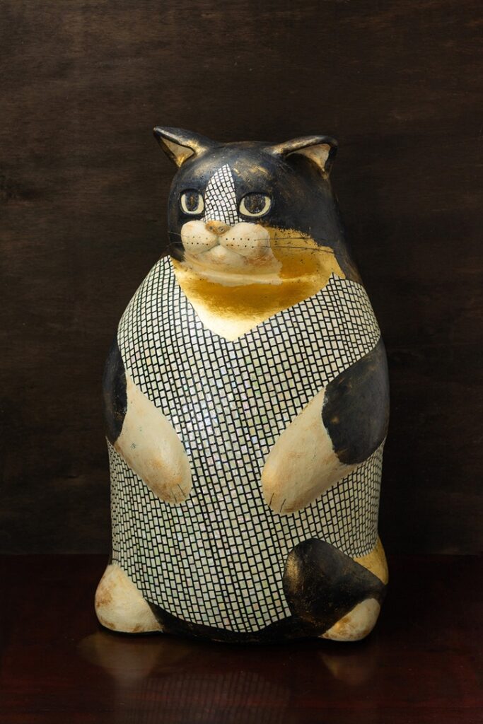 桜井 ケンイチ「貝彩猫・ユメ」</span><br />貝、金箔、銀箔、アクリル絵具、陶器、胡粉、西陣織糸、高さ68cm