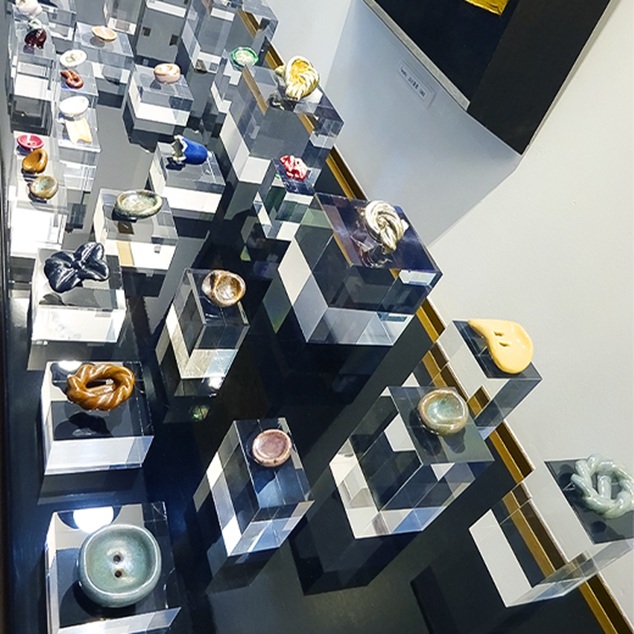 陶製ボタン、ブローチ(45個) L.R
1940年頃