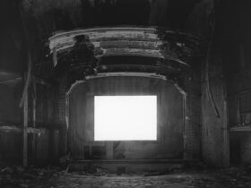 杉本博司《パレス・シアター、ゲーリー》2015年　ゼラチン・シルバー・プリント　119.4×149.2cm © Hiroshi Sugimoto / Courtesy of Gallery Koyanagi