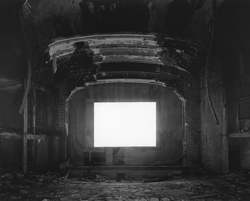 杉本博司《パレス・シアター、ゲーリー》2015年　ゼラチン・シルバー・プリント　119.4×149.2cm © Hiroshi Sugimoto / Courtesy of Gallery Koyanagi