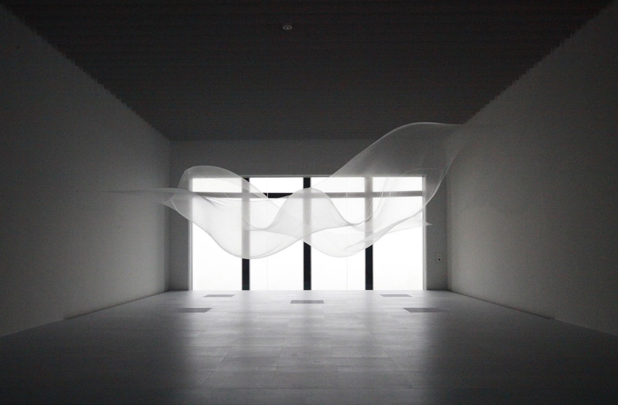 大巻伸嗣《Liminal Air Space-Time》2015年、展示風景：「シンプルなかたち展：美はどこからくるのか」森美術館
©Shinji Ohmaki Studio