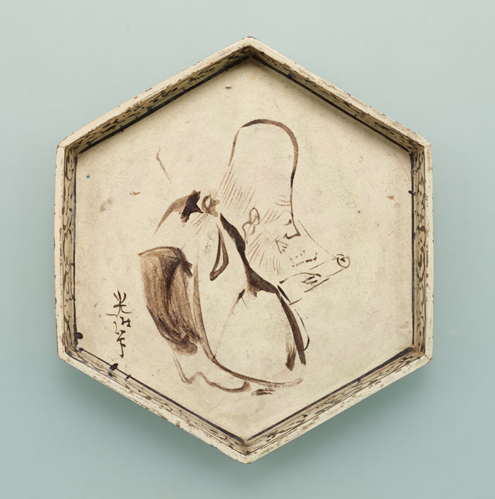 重要文化財《銹絵寿老図六角皿》尾形乾山作、尾形光琳絵付　江戸時代・18世紀　大倉集古館蔵