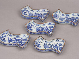 《祥瑞松竹梅文袖形皿》 景徳鎮窯　明時代末期（17世紀）静嘉堂文庫美術館蔵