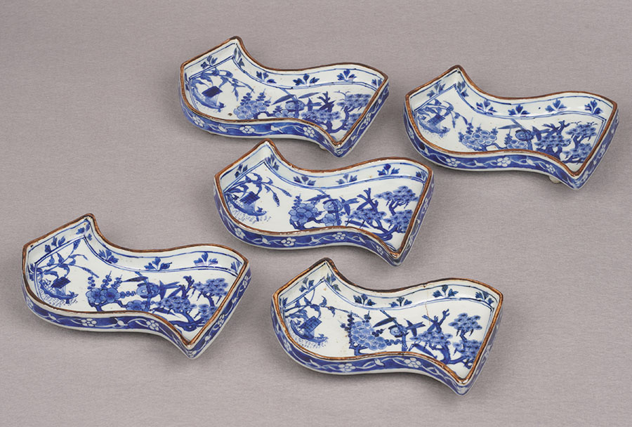 《祥瑞松竹梅文袖形皿》 景徳鎮窯 明時代末期(17世紀)静嘉堂文庫美術館蔵