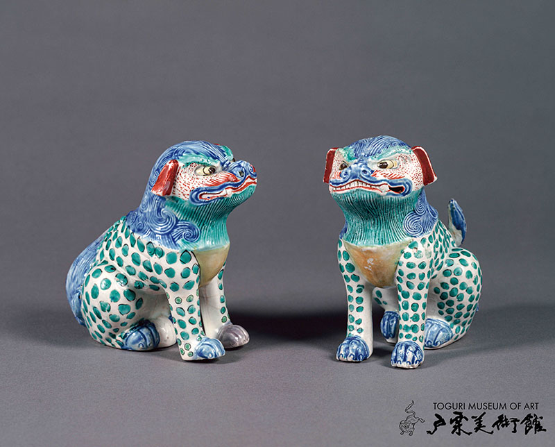 色絵 獅子置物　伊万里（柿右衛門様式）江戸時代（17世紀後半）（左）高14.8cm　（右）高15.2㎝　戸栗美術館収蔵