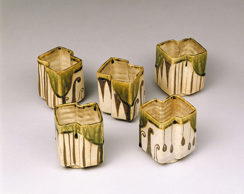 《織部角繋筒向付》 美濃 桃山~江戸時代初期(17世紀)静嘉堂文庫美術館蔵