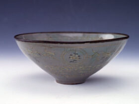 《高麗青磁象嵌平茶碗》 朝鮮・高麗時代(13～14世紀)　山形県指定文化財