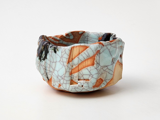 月白緋炎鉄流茶盌　径14.4×高8.8cm