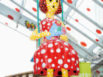《ヤヨイちゃん》2013 年 六本木ヒルズ（東京）でのインスタレーション・ビュー　2013年　© YAYOI KUSAMA