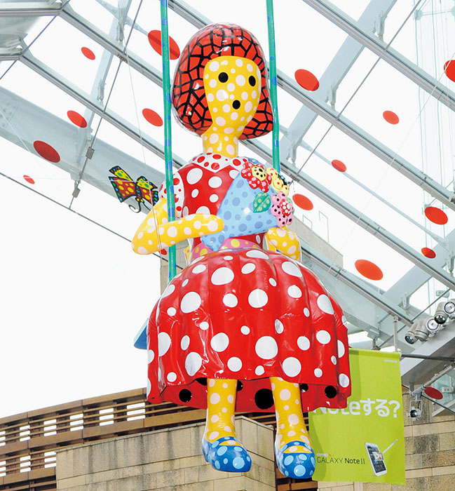 《ヤヨイちゃん》2013 年 六本木ヒルズ(東京)でのインスタレーション・ビュー 2013年 © YAYOI KUSAMA