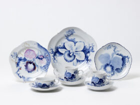 《ブルーオーキッド》プレート、カップ＆ソーサー　装飾：ハインツ・ヴェルナー　器形：ルードヴィッヒ・ツェプナー　プレート：1977年 カップ＆ソーサー：1978（1987年頃製作） マイセン　個人蔵