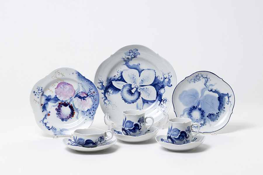 《ブルーオーキッド》プレート、カップ＆ソーサー　装飾：ハインツ・ヴェルナー　器形：ルードヴィッヒ・ツェプナー　プレート：1977年 カップ＆ソーサー：1978（1987年頃製作） マイセン　個人蔵
