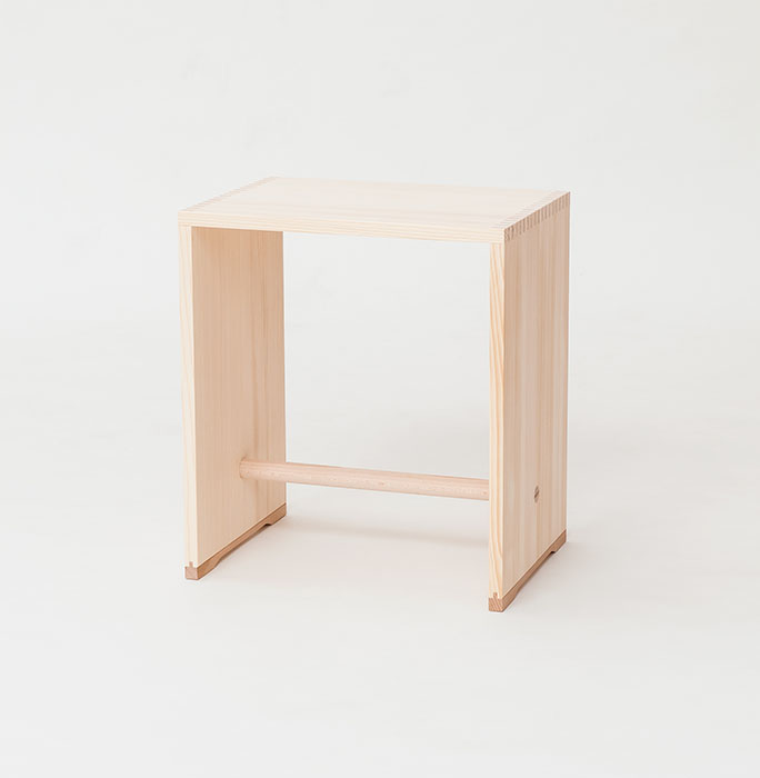 マックス・ビル「Ulm Stool / Ulmer Hocker（ウルム・スツール／ウルマー・ホッカー）」
（ハンス・グジェロの制作協力による、1954年デザイン）