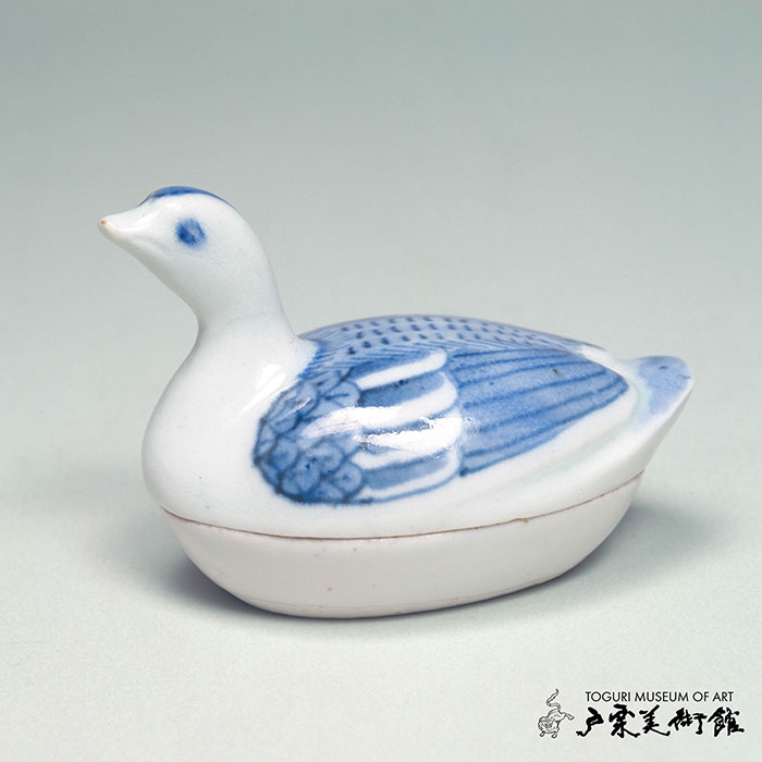 染付 鳥形合子　伊万里　江戸時代（17世紀後半）通高5.4㎝　戸栗美術館収蔵