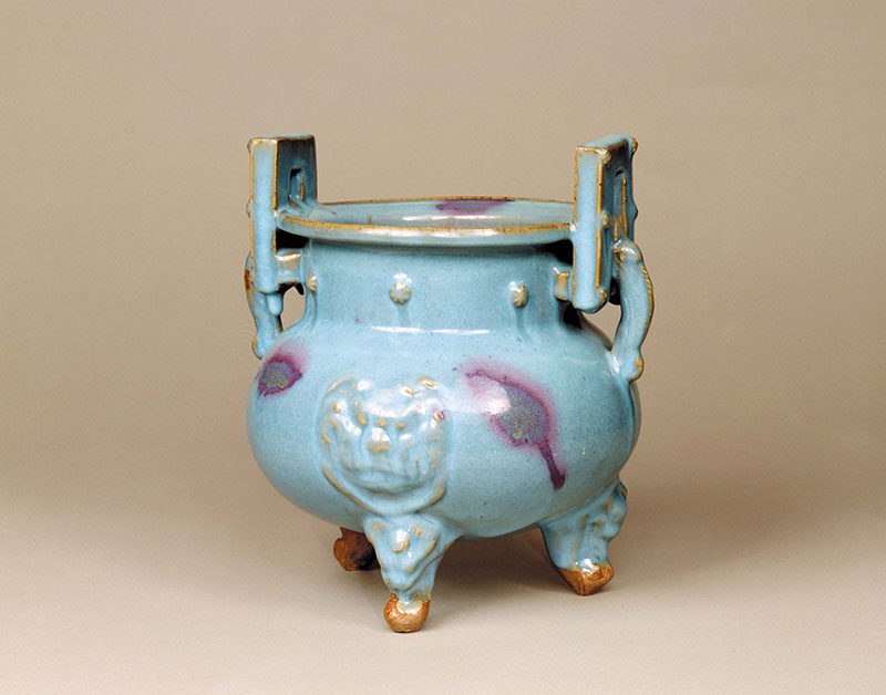 《澱青釉紫紅斑双耳香炉》 鈞窯　元時代（13～14世紀）静嘉堂文庫美術館蔵