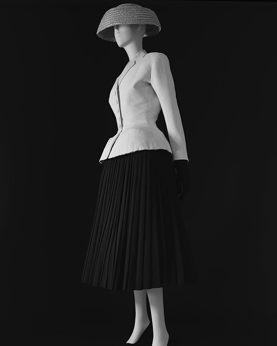 杉本博司《スタイアライズド・スカルプチャー 120,［クリスチャン・ディオール、Bar、1947］》2025年　ゼラチン・シルバー・プリント　149.2×119.4cm
© Hiroshi Sugimoto / Courtesy of Gallery Koyanagi