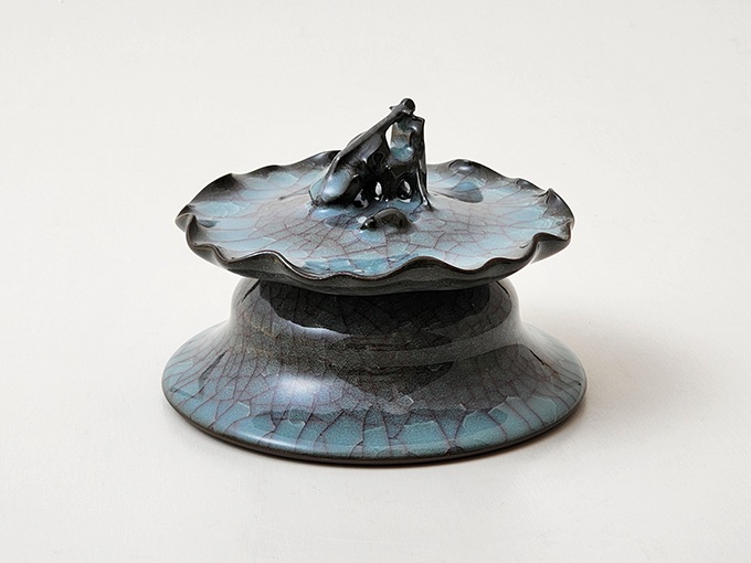 青瓷黒晶香爐 「チェロと猫」　径16.7×高11.2cm