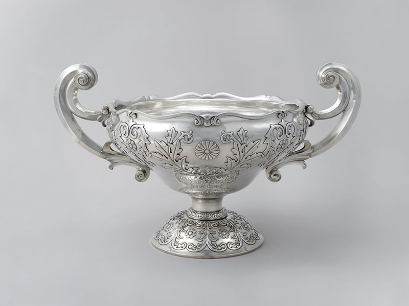 菊御紋付銀製鉢　平田重光　大正６年（1917）霞会館蔵