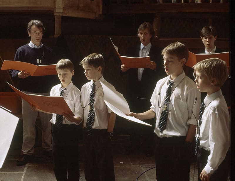 ソールズベリー大聖堂聖歌隊による音源収録風景（2000年）Photo by Hugo Glendinning. Courtesy of the artist and Luhring Augustine, New York / Fraenkel Gallery, San Francisco / Gallery Koyanagi, Tokyo.