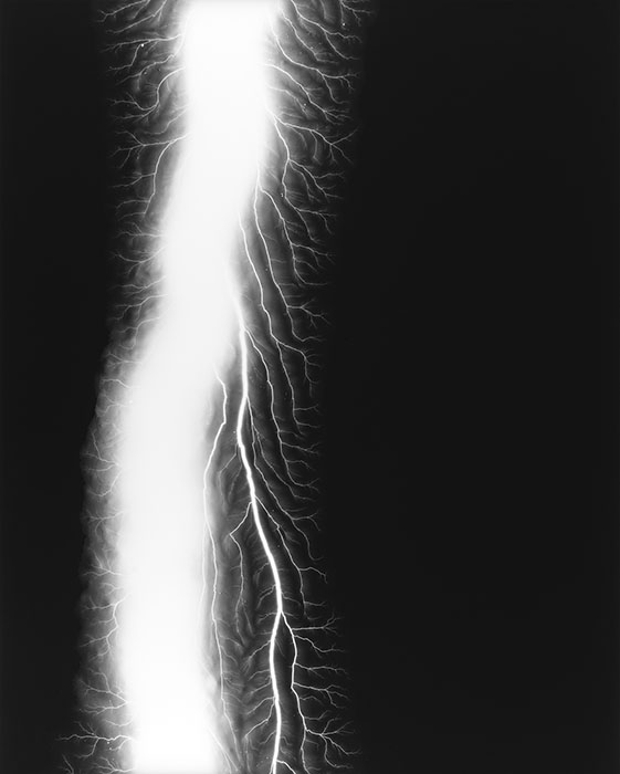 杉本博司《放電場 163》2009年　ゼラチン・シルバー・プリント　149.2×119.4cm
© Hiroshi Sugimoto / Courtesy of Gallery Koyanagi