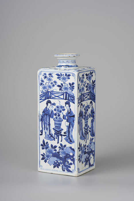 青花 婦人図方瓶　景徳鎮窯　中国・清・17世紀　大阪市立美術館所蔵