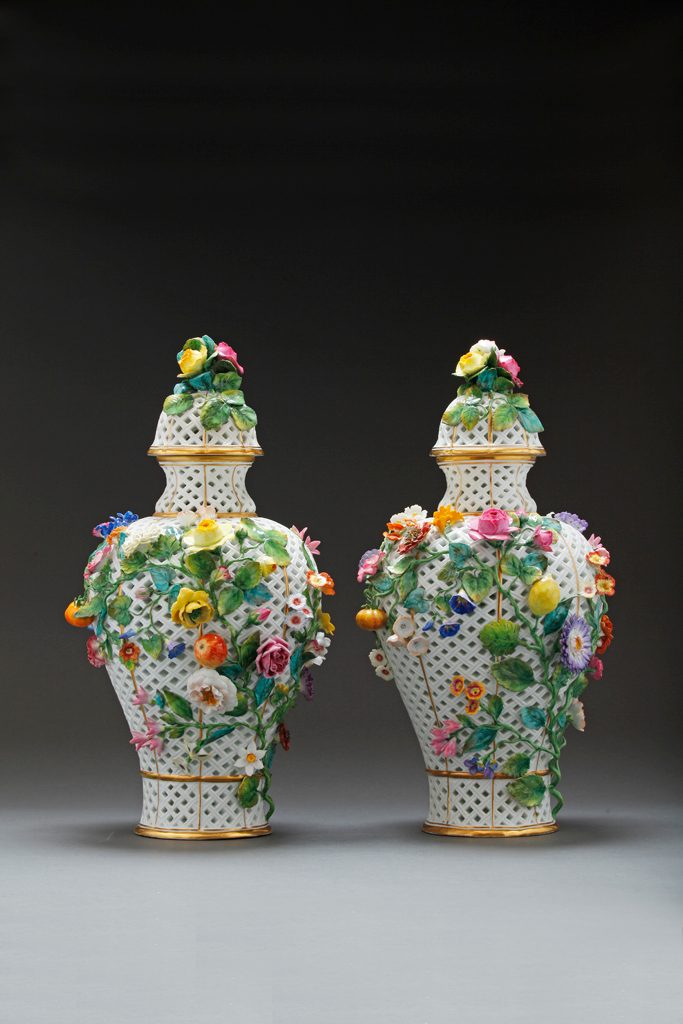 ＜マイセン＞
果実花飾り透彫飾り壺　一対
19世紀末頃

高さ：各51㎝