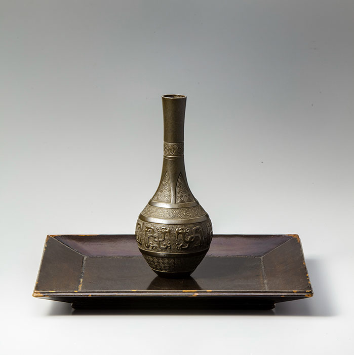 《胡銅桃尻花入》中国・明時代（15世紀）個人蔵