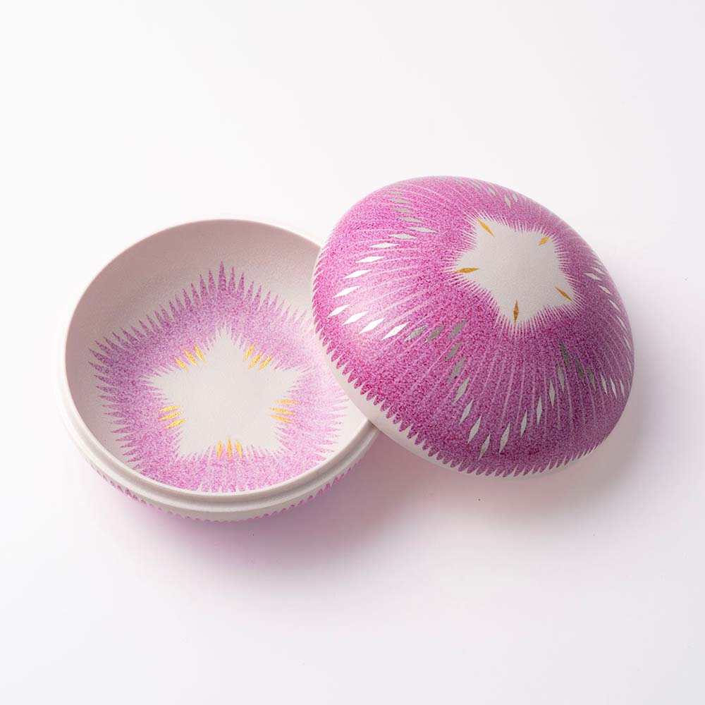 小山耕一(陶芸)
「彩色正燕支蓋器」
縦13.2×横13.2×高さ8.7cm