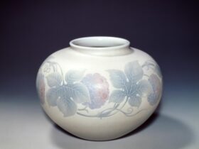 板谷 波山 葆光彩磁葡萄紋様花瓶 1922年 当館蔵