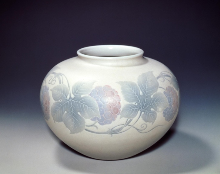 板谷 波山 葆光彩磁葡萄紋様花瓶 1922年 当館蔵