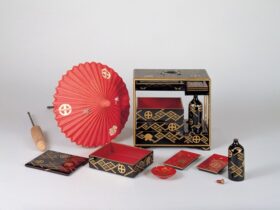 破七宝繋丸十字牡丹紋蒔絵雛道具（傘・提重）　明治時代