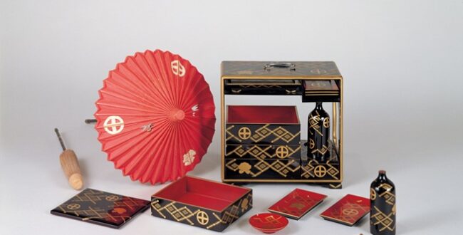 破七宝繋丸十字牡丹紋蒔絵雛道具（傘・提重）　明治時代