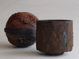 （左）「はちあわせ」H12.5×Ø13cm 日本原産漆、麻 （右）「ROOTS」H10×Ø10.5cm 日本・中国原産漆、綿