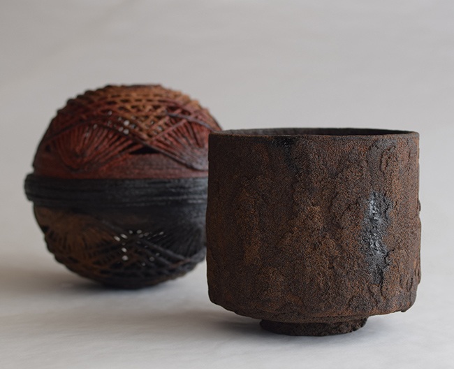 （左）「はちあわせ」H12.5×Ø13cm 日本原産漆、麻 （右）「ROOTS」H10×Ø10.5cm 日本・中国原産漆、綿