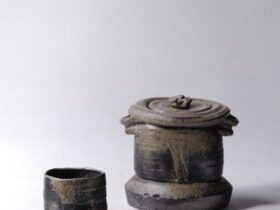 左：黒備前茶碗 径10.3×高9.1㎝ 右：黒備前耳付水指 径21×高19.3㎝