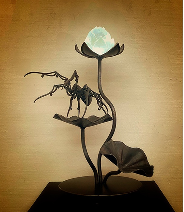 「護」　H30×W25×D25cm　鉄・樹脂