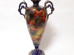 「金彩コバルト ベリー図飾り壷」明治24(1891)年頃作、高さ37cm