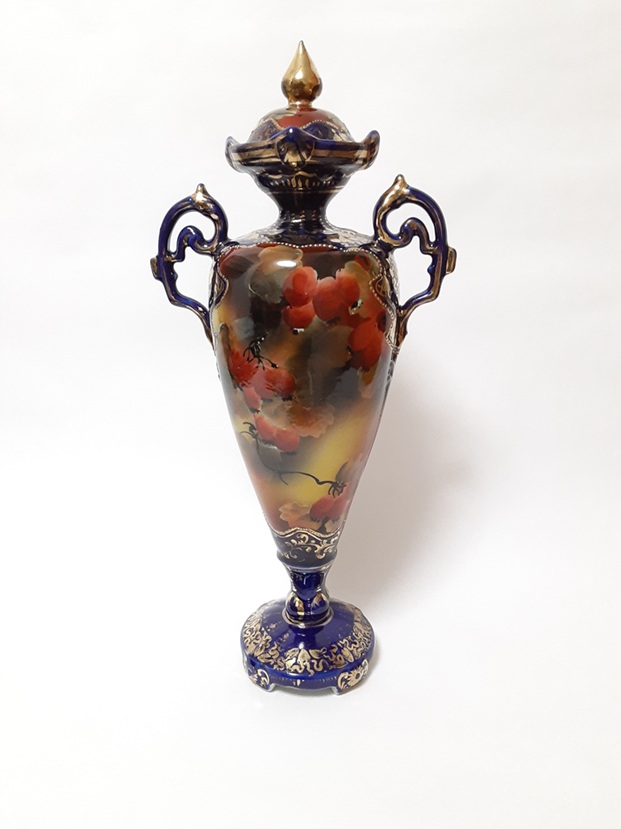 「金彩コバルト ベリー図飾り壷」明治24(1891)年頃作、高さ37cm
