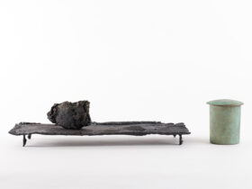 左：留守玲 「SPC Planet」（鉄）34×13×7.5㎝、右：市岡真治「魚々子金輪寺」（真鍮）7.2×H 8.4㎝