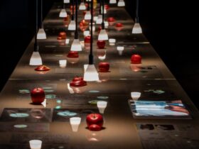 [参考図版] 雨宮庸介《チャールズのかしの木座にりんごの実のなる》2021年 展示風景（弘前れんが倉庫美術館）　Photo: ToLoLo Studio